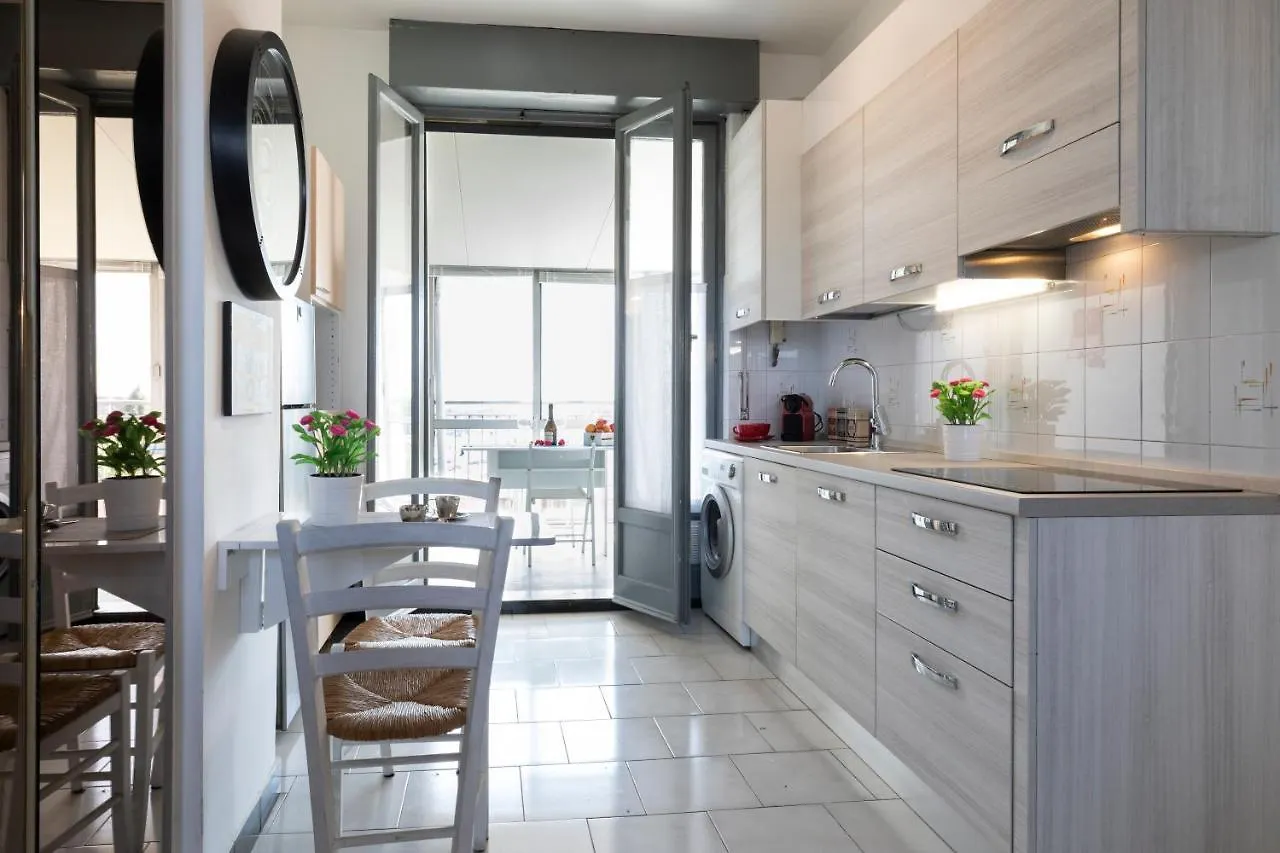 La Veranda - Bright Top Floor Apartment With Views Of The Madonnina Milan Italy