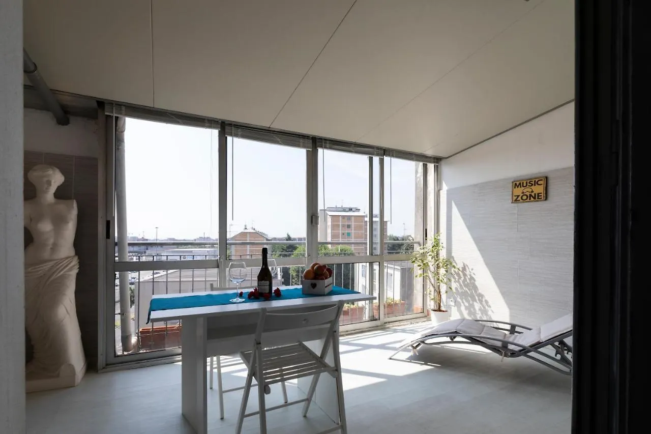 La Veranda - Bright Top Floor Apartment With Views Of The Madonnina Milan Italy
