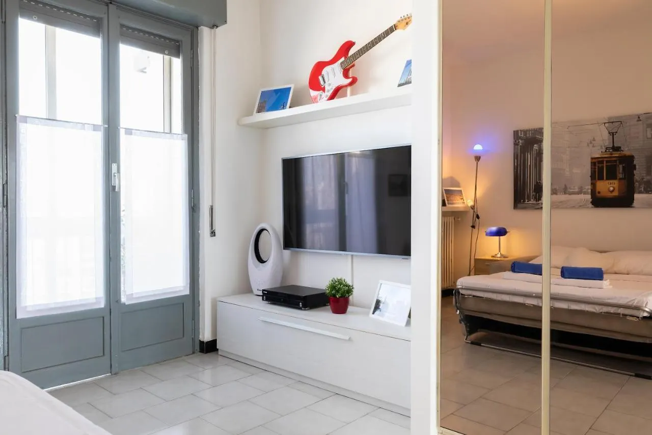 La Veranda - Bright Top Floor Apartment With Views Of The Madonnina Milan